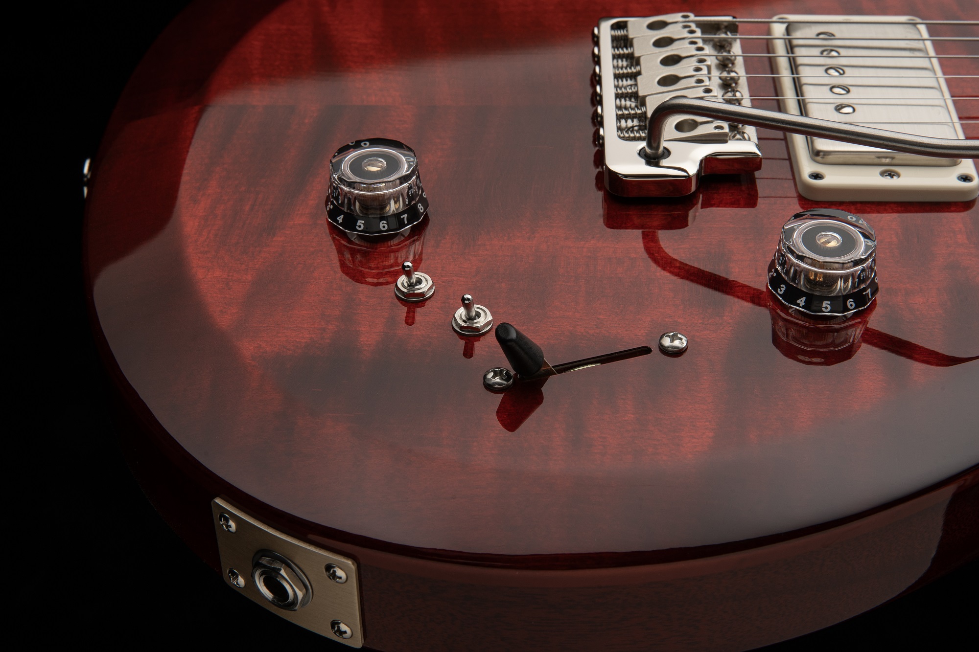Nahaufnahme der PRS S2 Special Semi-Hollow Fire Red Burst – Humbucker, F-Loch und gewölbte Decke