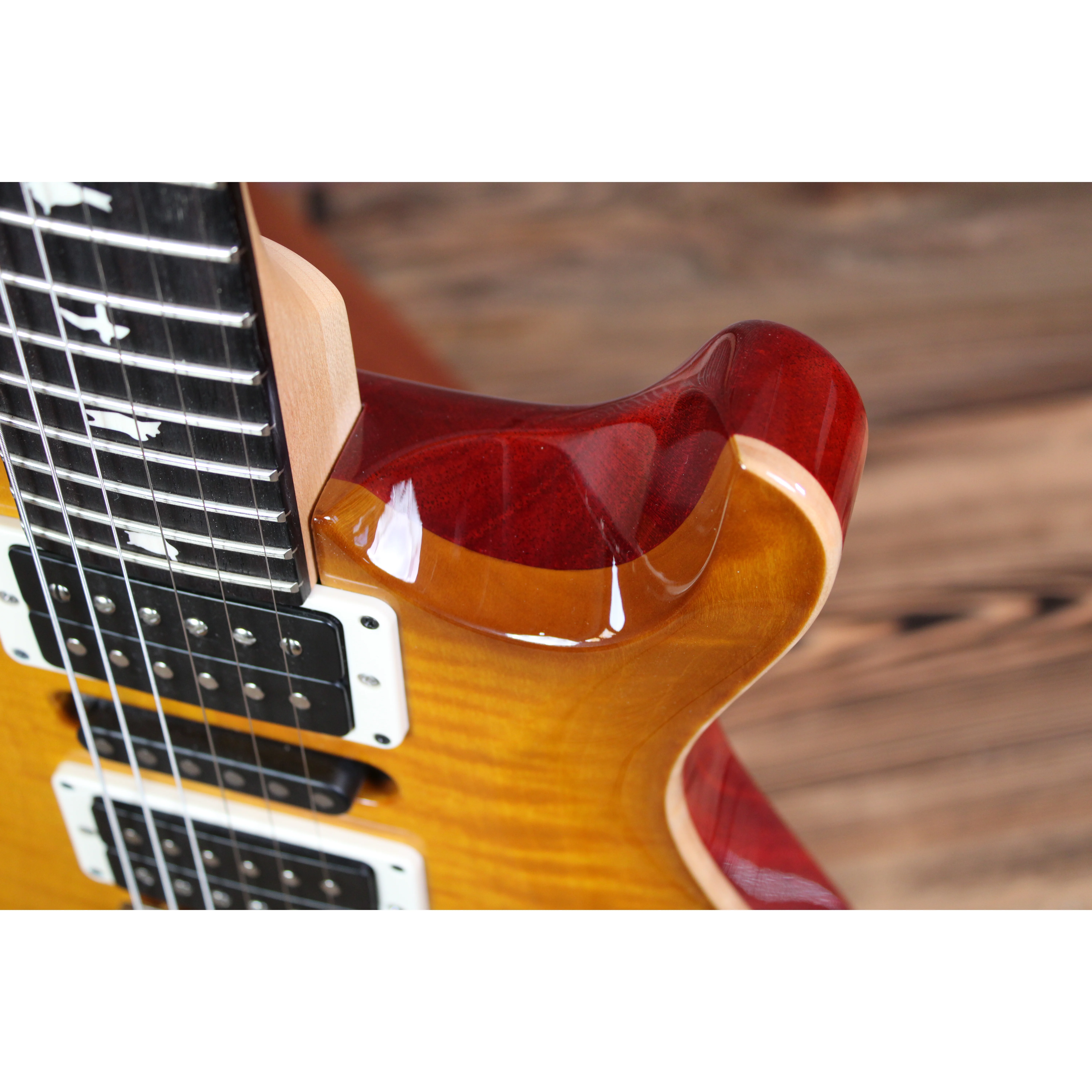 PRS CE 24 LTD McCarty Sunburst auf Bühne im Scheinwerferlicht
