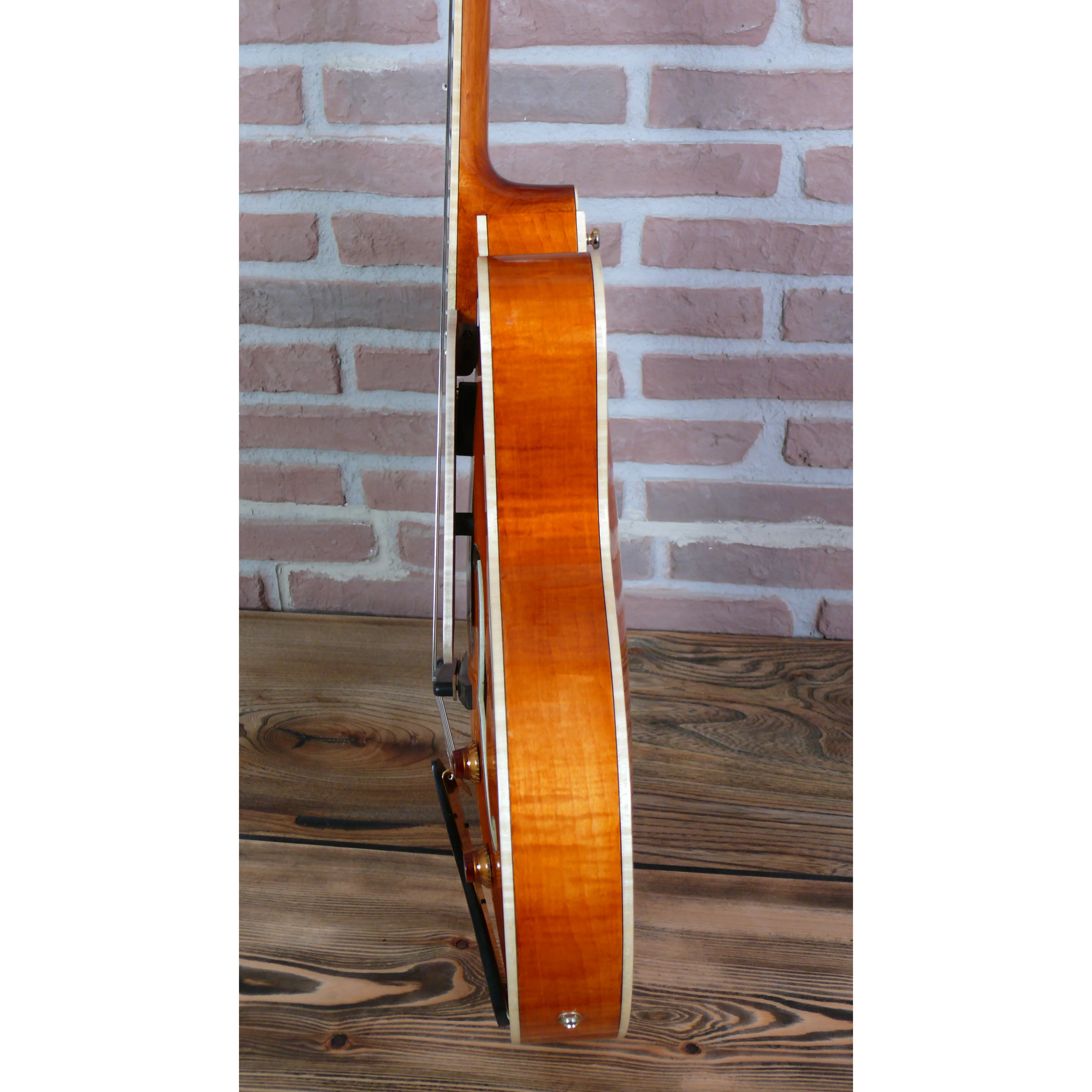 Eastman AR580CE-HB handcrafted with Truetone gloss finish in elegant Honeyburst 