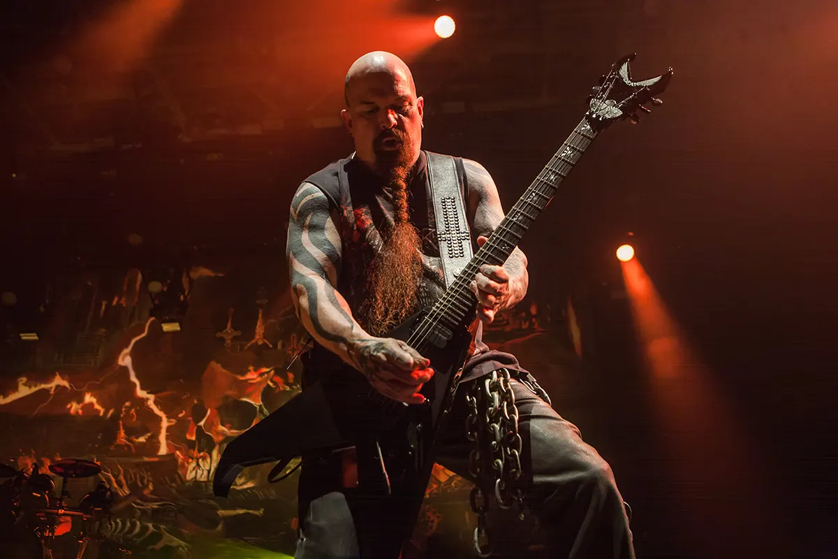 Kerry King spielt live eine Dean Guitars E-Gitarre auf der Bühne Kerry King spielt live eine Dean Guitars E-Gitarre auf der Bühne