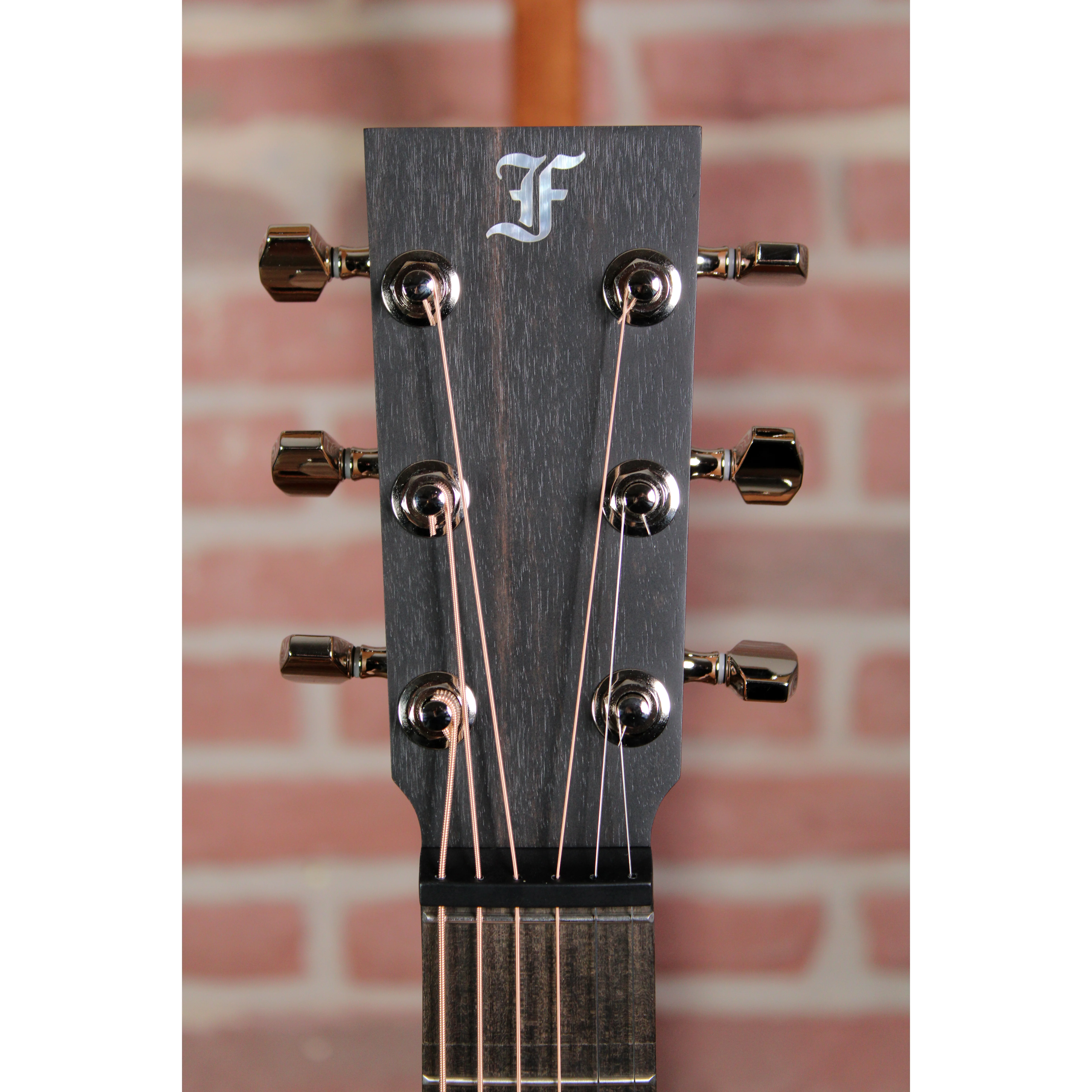 Furch LJ 10-CM Little Jane Travelguitar Carbon-Halsverstärkung Detail  