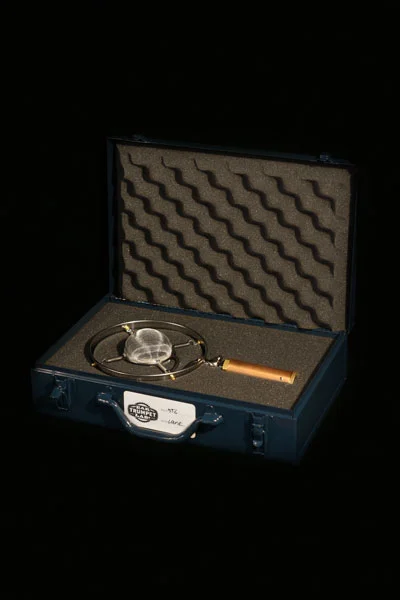 EAR Trumpet Labs Louise I im passenden Hartschalenkoffer