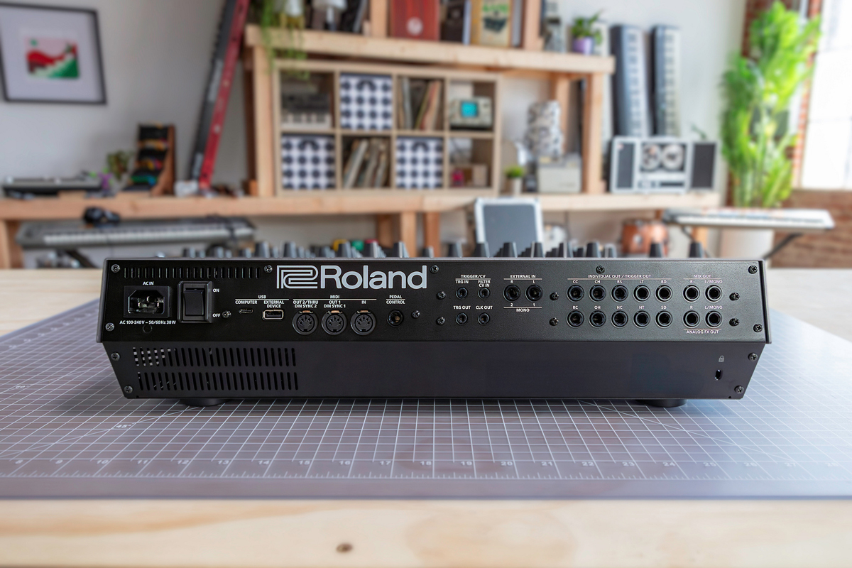 Roland TR-1000 Rhythm Creator Hinteransicht