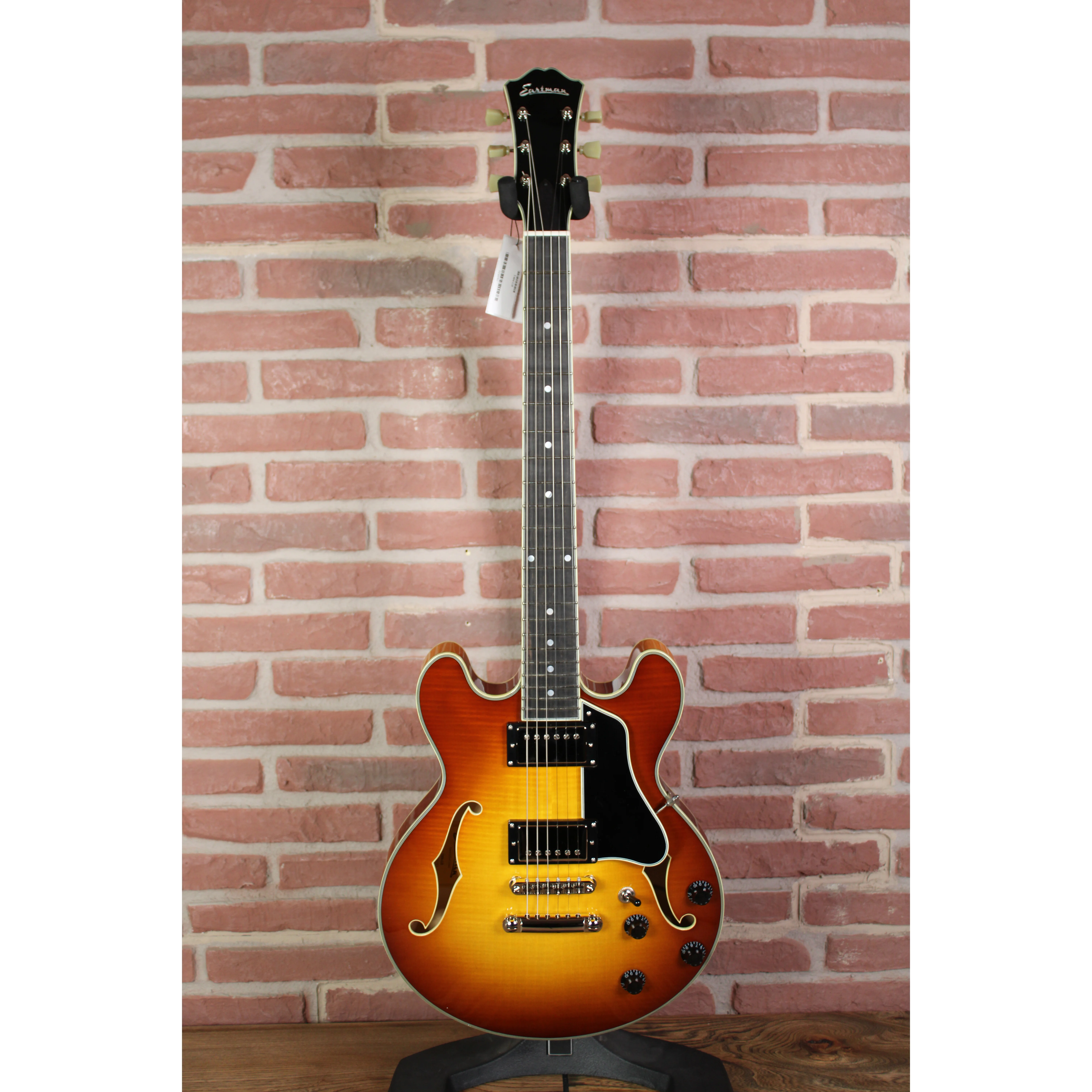 Eastman T484 Thinline Semi-Hollowbody Gitarre in Goldburst