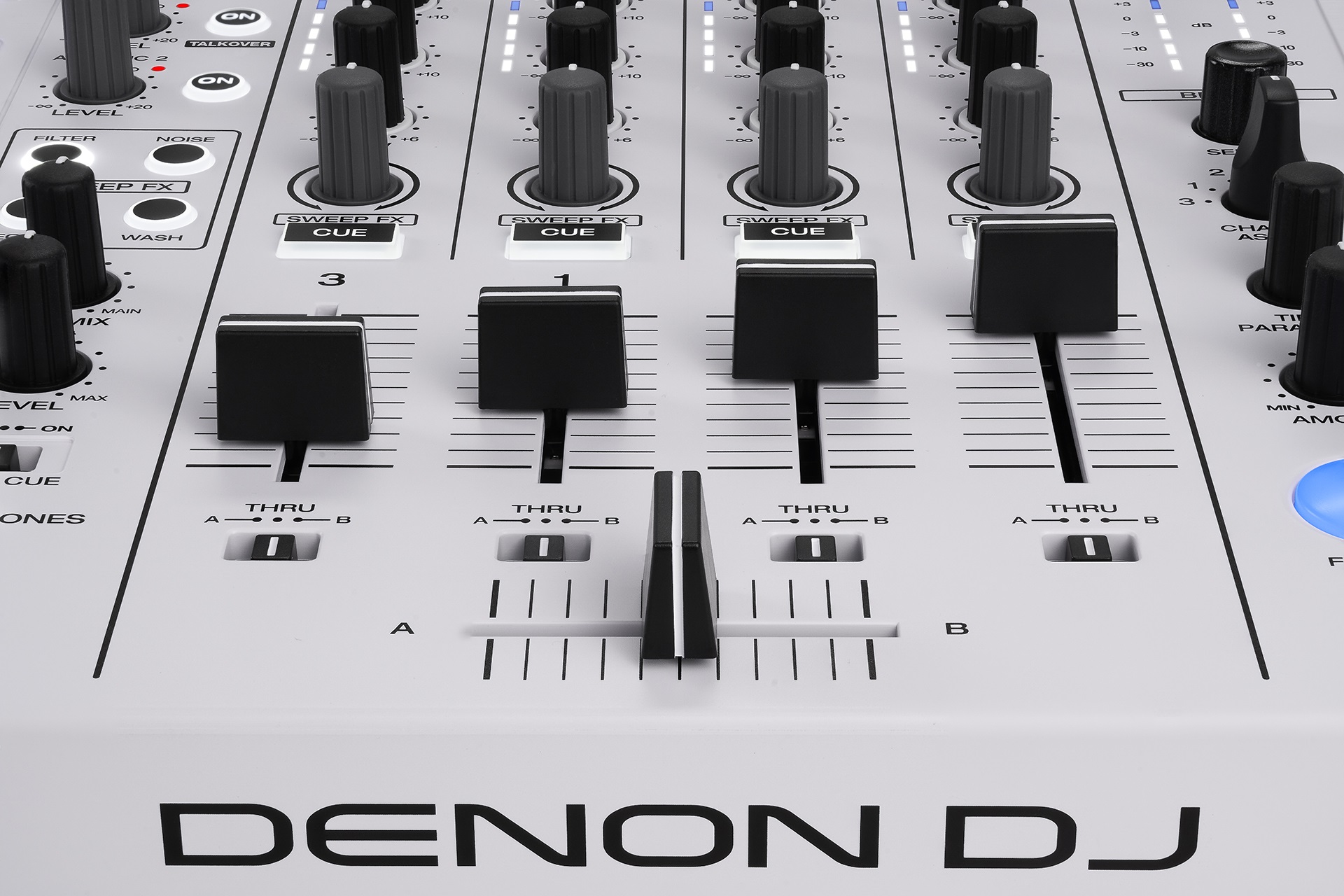 Denon DJ SC LIVE 4 White Mixer-Sektion