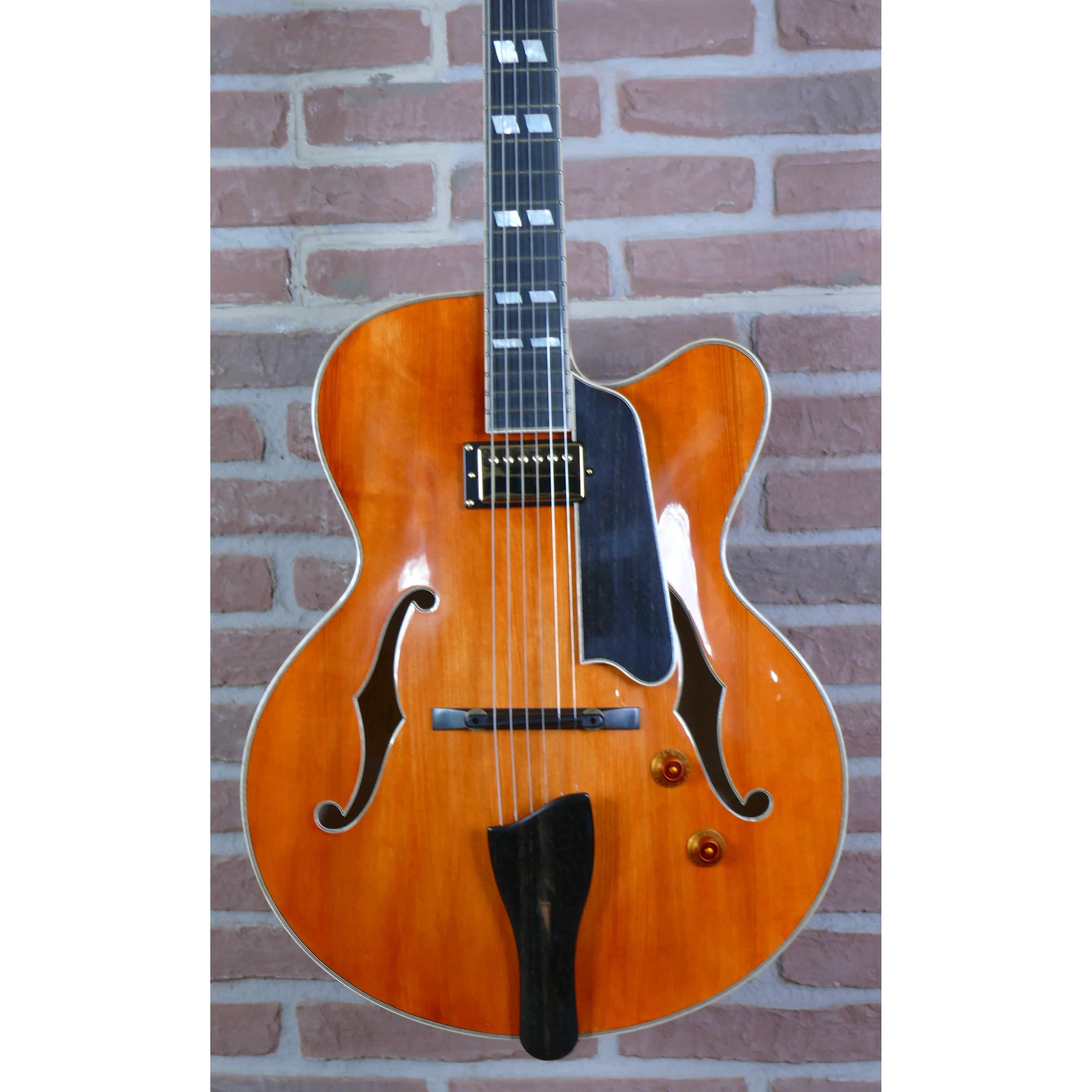 Frontansicht der Eastman AR580CE-HB auf Stativ 